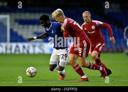 OLDHAM, GROSSBRITANNIEN. 24. AUGUST Oldham Athletics Junior Luamba tötelt mit Rhys Fenlon von Accrington Stanley während des Carabao Cup-Spiels zwischen Oldham Athletic und Accrington Stanley am Dienstag, den 24. August 2021 im Boundary Park, Oldham. (Kredit: Eddie Garvey | MI News) Stockfoto