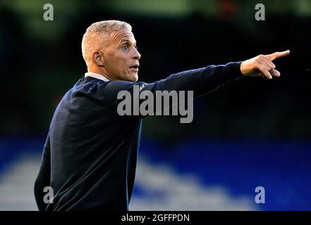 OLDHAM, GROSSBRITANNIEN. 24. AUGUST Keith Curle (Manager) von Oldham Athletic während des Carabao Cup-Spiels zwischen Oldham Athletic und Accrington Stanley im Boundary Park, Oldham, am Dienstag, den 24. August 2021. (Kredit: Eddie Garvey | MI News) Stockfoto