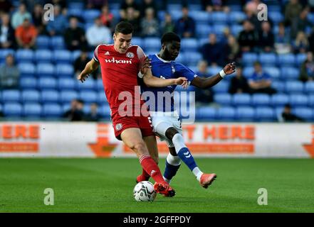 OLDHAM, GROSSBRITANNIEN. 24. AUGUST Oldham Athletic's Junior Luamba tötelt mit Ross Sykes von Accrington Stanley während des Carabao Cup-Spiels zwischen Oldham Athletic und Accrington Stanley am Dienstag, den 24. August 2021 im Boundary Park, Oldham. (Kredit: Eddie Garvey | MI News) Stockfoto