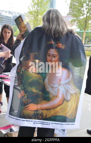 Fair-Share-Demonstration vor der Neuen Nationalgalerie in Berlin. Frauen verlangen in Zukunft einen höheren Anteil von Künstlerinnen in den Sammlungen der Berliner Nationalmuseen. 22. August 2021. Stockfoto