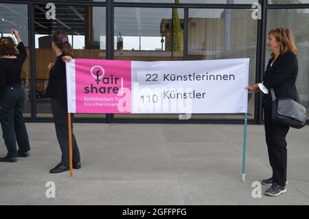 Fair-Share-Demonstration vor der Neuen Nationalgalerie in Berlin. Frauen verlangen in Zukunft einen höheren Anteil von Künstlerinnen in den Sammlungen der Berliner Nationalmuseen. 22. August 2021. Stockfoto