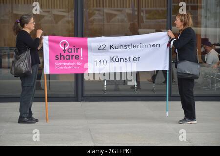 Fair-Share-Demonstration vor der Neuen Nationalgalerie in Berlin. Frauen verlangen in Zukunft einen höheren Anteil von Künstlerinnen in den Sammlungen der Berliner Nationalmuseen. 22. August 2021. Stockfoto