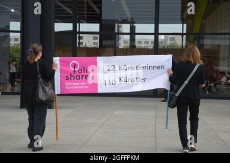 Fair-Share-Demonstration vor der Neuen Nationalgalerie in Berlin. Frauen verlangen in Zukunft einen höheren Anteil von Künstlerinnen in den Sammlungen der Berliner Nationalmuseen. 22. August 2021. Stockfoto