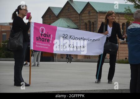 Fair-Share-Demonstration vor der Neuen Nationalgalerie in Berlin. Frauen verlangen in Zukunft einen höheren Anteil von Künstlerinnen in den Sammlungen der Berliner Nationalmuseen. 22. August 2021. Stockfoto