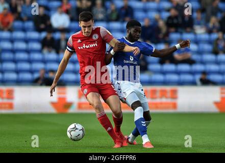 OLDHAM, GROSSBRITANNIEN. 24. AUGUST Oldham Athletic's Junior Luamba tötelt mit Ross Sykes von Accrington Stanley während des Carabao Cup-Spiels zwischen Oldham Athletic und Accrington Stanley am Dienstag, den 24. August 2021 im Boundary Park, Oldham. (Kredit: Eddie Garvey | MI News) Stockfoto