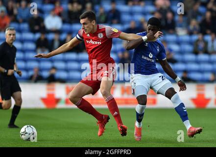 OLDHAM, GROSSBRITANNIEN. 24. AUGUST Oldham Athletic's Junior Luamba tötelt mit Ross Sykes von Accrington Stanley während des Carabao Cup-Spiels zwischen Oldham Athletic und Accrington Stanley am Dienstag, den 24. August 2021 im Boundary Park, Oldham. (Kredit: Eddie Garvey | MI News) Stockfoto