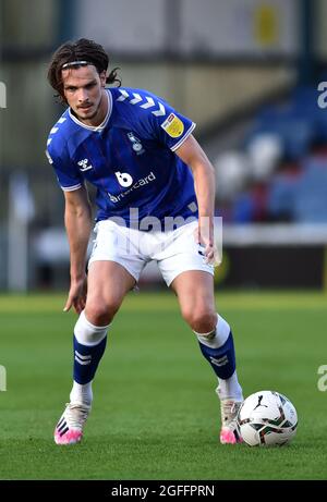 OLDHAM, GROSSBRITANNIEN. 24. AUGUST Samuel Hart von Oldham Athletic während des Carabao Cup-Spiels zwischen Oldham Athletic und Accrington Stanley am Dienstag, den 24. August 2021 im Boundary Park, Oldham. (Kredit: Eddie Garvey | MI News) Stockfoto