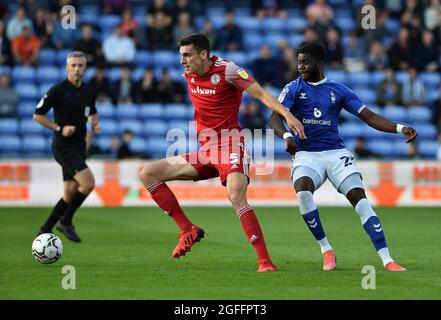 OLDHAM, GROSSBRITANNIEN. 24. AUGUST Oldham Athletic's Junior Luamba tötelt mit Ross Sykes von Accrington Stanley während des Carabao Cup-Spiels zwischen Oldham Athletic und Accrington Stanley am Dienstag, den 24. August 2021 im Boundary Park, Oldham. (Kredit: Eddie Garvey | MI News) Stockfoto