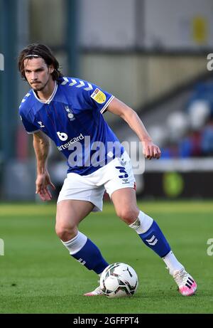 OLDHAM, GROSSBRITANNIEN. 24. AUGUST Samuel Hart von Oldham Athletic während des Carabao Cup-Spiels zwischen Oldham Athletic und Accrington Stanley am Dienstag, den 24. August 2021 im Boundary Park, Oldham. (Kredit: Eddie Garvey | MI News) Stockfoto