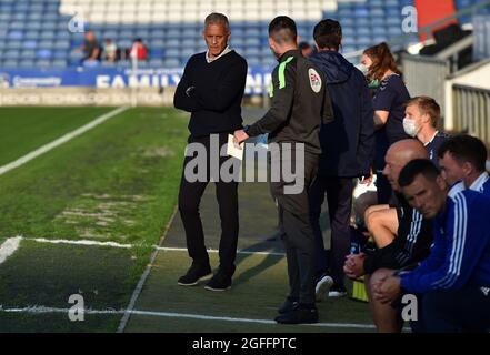 OLDHAM, GROSSBRITANNIEN. 24. AUGUST Keith Curle (Manager) von Oldham Athletic Views während des Carabao Cup-Spiels zwischen Oldham Athletic und Accrington Stanley im Boundary Park, Oldham, am Dienstag, den 24. August 2021. (Kredit: Eddie Garvey | MI News) Stockfoto