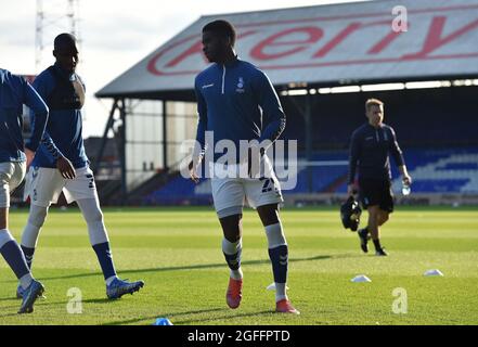 OLDHAM, GROSSBRITANNIEN. 24. AUGUST Oldham Athletic's Junior Luamba während des Carabao Cup Spiels zwischen Oldham Athletic und Accrington Stanley im Boundary Park, Oldham am Dienstag, 24. August 2021. (Kredit: Eddie Garvey | MI News) Stockfoto