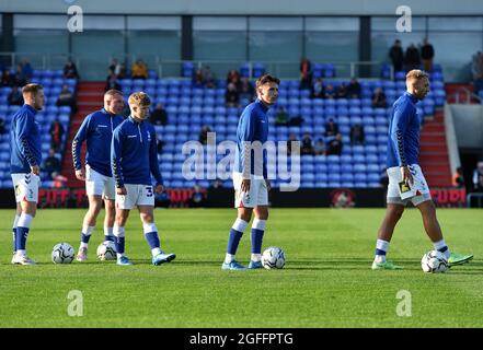 OLDHAM, GROSSBRITANNIEN. 24. AUGUST Oldham Athletic ist Callum Whelan während des Carabao Cup-Spiels zwischen Oldham Athletic und Accrington Stanley am Dienstag, den 24. August 2021 im Boundary Park, Oldham. (Kredit: Eddie Garvey | MI News) Stockfoto