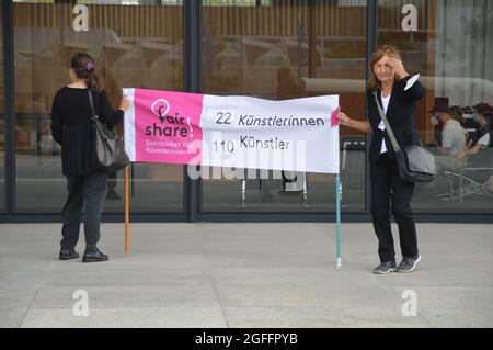 Fair-Share-Demonstration vor der Neuen Nationalgalerie in Berlin. Frauen verlangen in Zukunft einen höheren Anteil von Künstlerinnen in den Sammlungen der Berliner Nationalmuseen. 22. August 2021. Stockfoto