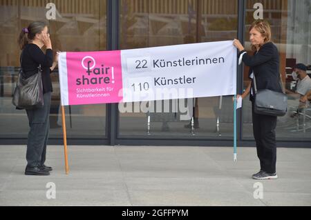 Fair-Share-Demonstration vor der Neuen Nationalgalerie in Berlin. Frauen verlangen in Zukunft einen höheren Anteil von Künstlerinnen in den Sammlungen der Berliner Nationalmuseen. 22. August 2021. Stockfoto