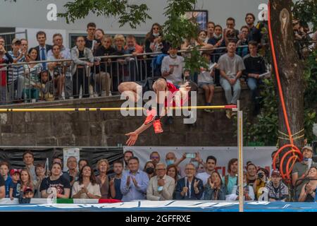 Lausanne, Schweiz. Mai 2021. Edgar Rivera aus Mexiko ist während des Hochsprungwettbewerbs beim City Event des Grand-Prix Athletissima Wanda Diamond League in Lausanne 2021 im Einsatz (Foto: Eric Dubost/Pacific Press) Quelle: Pacific Press Media Production Corp./Alamy Live News Stockfoto