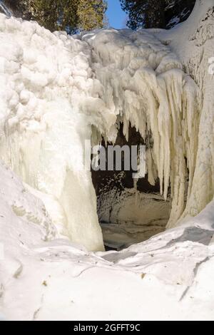 Gefrorene Cascade Falls auf dem Cascade River, an einem kalten Wintertag; Cascade River State Park, Grand Marais, Minnesota, USA. Stockfoto