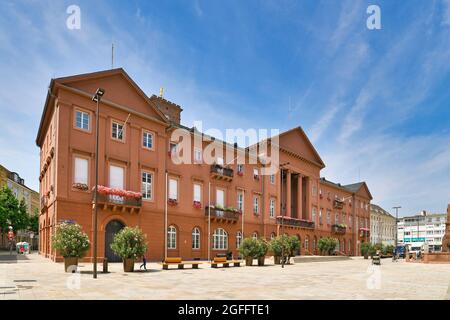 Karlsruhe, Deutschland - August 2021: Rathaus-Verwaltungsgebäude am Marktplatz an sonnigen Tagen Stockfoto