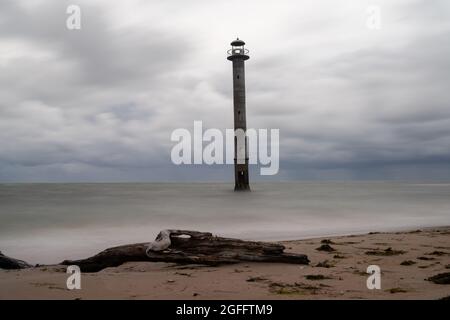 Ein Blick auf den schiefen Leuchtturm Kiipsaare auf der Insel Saaremaa im Norden Estlands Stockfoto