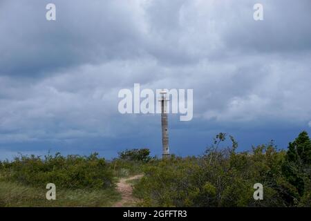 Ein Blick auf den schiefen Leuchtturm Kiipsaare auf der Insel Saaremaa im Norden Estlands Stockfoto