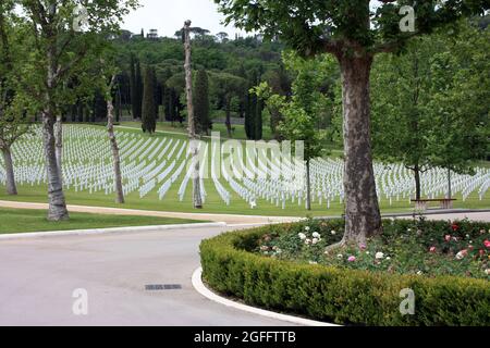 Aufnahme des amerikanischen Militärfriedhofs des zweiten Weltkrieges mit den Kreuzen der toten Soldaten, die unter einem schönen grünen Rasen in florenz ruhen Stockfoto