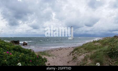 Ein Blick auf den schiefen Leuchtturm Kiipsaare auf der Insel Saaremaa im Norden Estlands Stockfoto