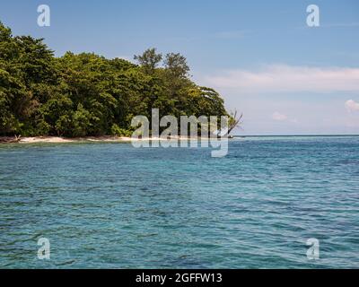 Blick auf die Insel, eine der sieben Inseln, in der Nähe der Insel Seram, Maluku, eine Gruppe von Inseln im östlichen Teil des Malaiischen Archipels, die ist Stockfoto