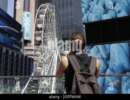 New York, Usa. August 2021. Am Mittwoch, den 25. August 2021, öffnet auf dem Times Square ein zeitlich begrenztes Riesenrad, das Touristen und Bewohnern einen neuen Blick auf die Stadt in New York City bietet. Die 110 Meter hohe Fahrt ist vom 25. August bis 12. September in Betrieb. Foto von John Angelillo/UPI Credit: UPI/Alamy Live News Stockfoto