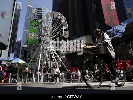 New York, Usa. August 2021. Am Mittwoch, den 25. August 2021, öffnet auf dem Times Square ein zeitlich begrenztes Riesenrad, das Touristen und Bewohnern einen neuen Blick auf die Stadt in New York City bietet. Die 110 Meter hohe Fahrt ist vom 25. August bis 12. September in Betrieb. Foto von John Angelillo/UPI Credit: UPI/Alamy Live News Stockfoto