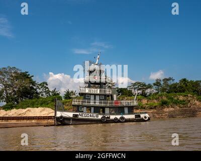 Benjamin Constans, Brasilien - Dez, 2017: Sandtransport über den Amazonas auf der schwimmenden Plattform. Amazonas, Amazonien. Lateinamerikanisch Stockfoto