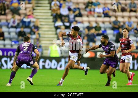 Wigan, Großbritannien. August 2021. Kai Pearce-Paul (27) von Wigan Warriors übergibt den Ball in Wigan, Großbritannien am 8/25/2021. (Foto von Conor Molloy/News Images/Sipa USA) Quelle: SIPA USA/Alamy Live News Stockfoto