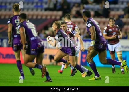 Wigan, Großbritannien. August 2021. Brad Dwyer (14) von Leeds Rhinos läuft mit dem Ball in Wigan, Vereinigtes Königreich am 8/25/2021. (Foto von Conor Molloy/News Images/Sipa USA) Quelle: SIPA USA/Alamy Live News Stockfoto