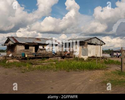 Santa Rosa Peru - Nov 2019: Typisches Holzhaus auf der schwimmenden Plattform im kleinen Dorf im Amazonas-Regenwald. Amazonien. Südamerika. Stockfoto