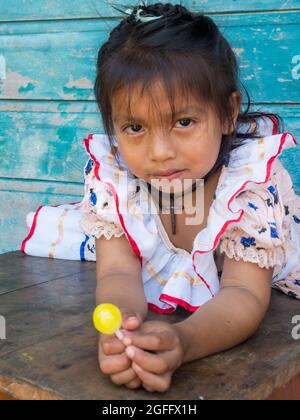 San Pedro. Brasilien - Sep 2017: Porträt eines Mädchens, einer lokalen Bewohnerin des Amazonas-Regenwaldes. Javari Valley. Amazonien. Lateinamerika Stockfoto