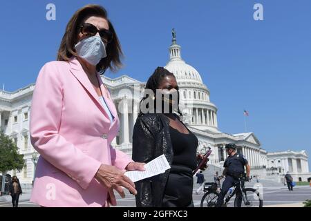 Washington, Usa. August 2021. Die Sprecherin DES US-Repräsentantenhauses, Nancy Pelosi (D-CA), kommt nach einem Treffen mit den Führern der Kampagne der Armen im US-amerikanischen Repräsentantenhaus House Triangle/Capitol Hill in Washington DC zu einer Pressekonferenz. Kredit: SOPA Images Limited/Alamy Live Nachrichten Stockfoto
