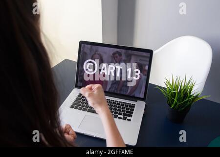 Sankt Petersburg, RUSSLAND - 1. April 2019: EU-Richtlinie über das Urheberrecht im digitalen Binnenmarkt oder CDSM. Art. 13 wird als Meme-Verbot bezeichnet Stockfoto