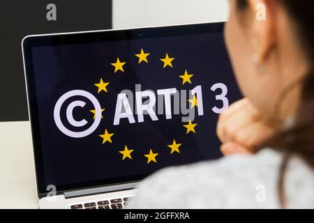 Konzept: EU-Richtlinie über das Urheberrecht im digitalen Binnenmarkt oder CDSM. Art. 13 wird als Meme-Verbot bezeichnet Stockfoto