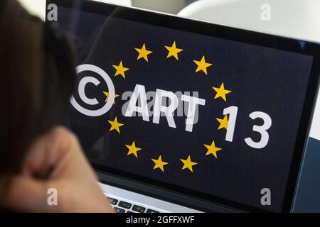 Konzept: EU-Richtlinie über das Urheberrecht im digitalen Binnenmarkt oder CDSM. Art. 13 wird als Meme-Verbot bezeichnet Stockfoto