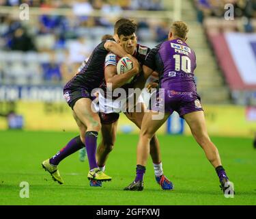 Wigan, Großbritannien. August 2021. Kai Pearce-Paul (27) von Wigan Warriors wird von Matt Prior (10) von Leeds Rhinos in Wigan, Vereinigtes Königreich am 8/25/2021 gestoppt. (Foto von Conor Molloy/News Images/Sipa USA) Quelle: SIPA USA/Alamy Live News Stockfoto