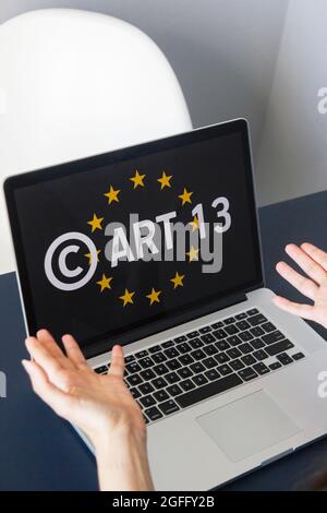 Konzept: EU-Richtlinie über das Urheberrecht im digitalen Binnenmarkt oder CDSM. Art. 13 wird als Meme-Verbot bezeichnet Stockfoto