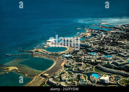 Luftaufnahme auf dem Roten Meer und Hurghada Stadt, Ägypten. Afrika. Blick vom Flugzeug Stockfoto