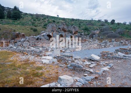 Selcuk, Izmir, Türkei - 03.09.2021: Bäder an der staatlichen Agora vor Wald in Ephesus Ruinen, historische antike römische archäologische Stätten in eas Stockfoto