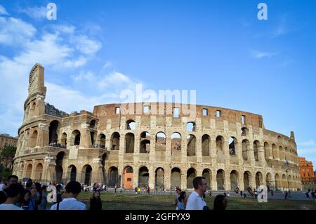 Altes Rom Italien, Menschen gehen um das Kolosseum, antike Stadt Rom Italien, september 12 2017 Roma Italien Stockfoto