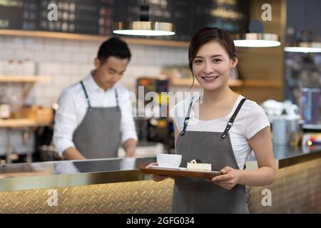 Glückliches Paar, das im Café arbeitet Stockfoto