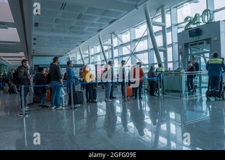 Gaziemir, Izmir, Türkei - 03.11.2021: Weitwinkelansicht des Flugschlocks und der Stewardess prüfen Passagiere, ob sie am Aydin Menderes Airport frei kovidierten Stockfoto
