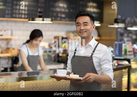 Glückliches Paar, das im Café arbeitet Stockfoto