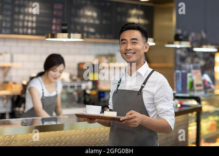 Glückliches Paar, das im Café arbeitet Stockfoto