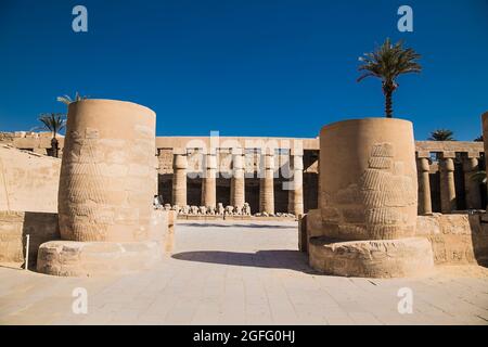 Alte Ruinen des Karnak-Tempels in Luxor (Theben), Ägypten. Der größte Tempelkomplex der Antike der Welt. UNESCO-Weltkulturerbe. Stockfoto