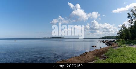 Panorama der idyllischen Küstenlandschaft am Baltici Meer im Norden Estlands im Laheema Nationalpark Stockfoto