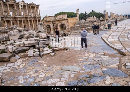 Selcuk, Izmir, Türkei - 03.09.2021: Mehrere Touristen fotografieren vor der Celsus-Bibliothek in den Ruinen von Ephesus, der historischen antiken römischen archaeologica Stockfoto