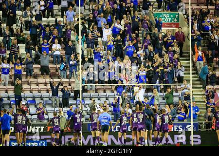 Wigan, Großbritannien. August 2021. Leeds Spieler und Fans feiern den Sieg am Ende des Spiels in Wigan, Großbritannien am 8/25/2021. (Foto von Conor Molloy/News Images/Sipa USA) Quelle: SIPA USA/Alamy Live News Stockfoto